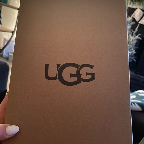 Ugg Dakota slipper chestnut big kid size 4 - Picture 6 of 7